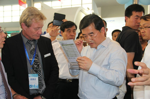 河北省市领导一行参观KOCHEM空气能展馆