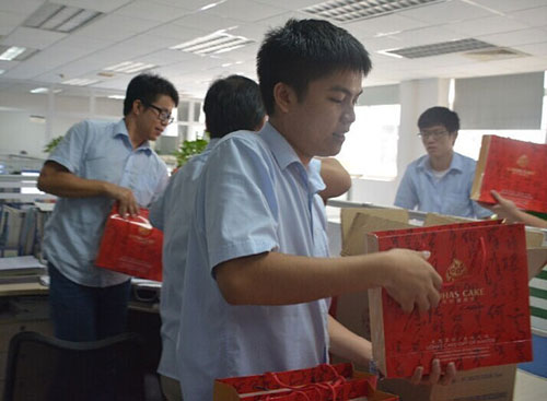 发月饼啦!德能空气能全体员工共迎中秋佳节