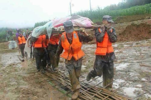 派沃空气能云南胡总带领员工赴鲁甸抗震救灾