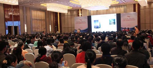芬尼空气能热水器暖通年会发表主旨演讲