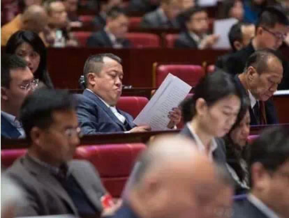 德能形象代言人曾志伟 提案关注儿童教育