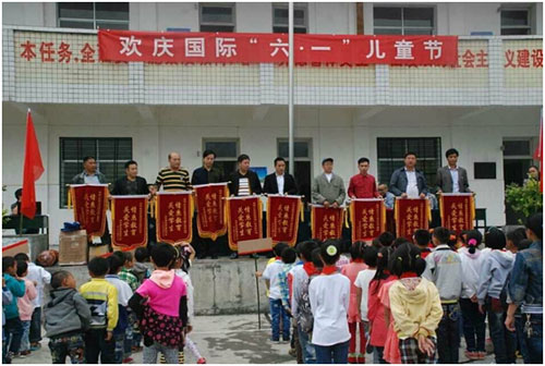 爱心助学 空气能商家帮扶山区贫困学生