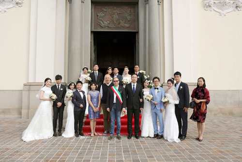 四季沐歌新人在意大利教堂举行集体婚礼