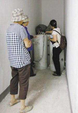 宁波多个小区现怪现象 太阳能热水器当废品卖