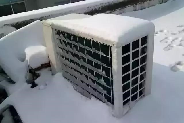 头顶厚厚的积雪 依然坚守在岗位上的空气能热泵