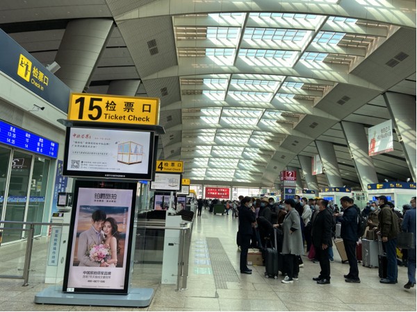 霸屏来袭 ▏中欧芒果高铁广告惊现北京南站